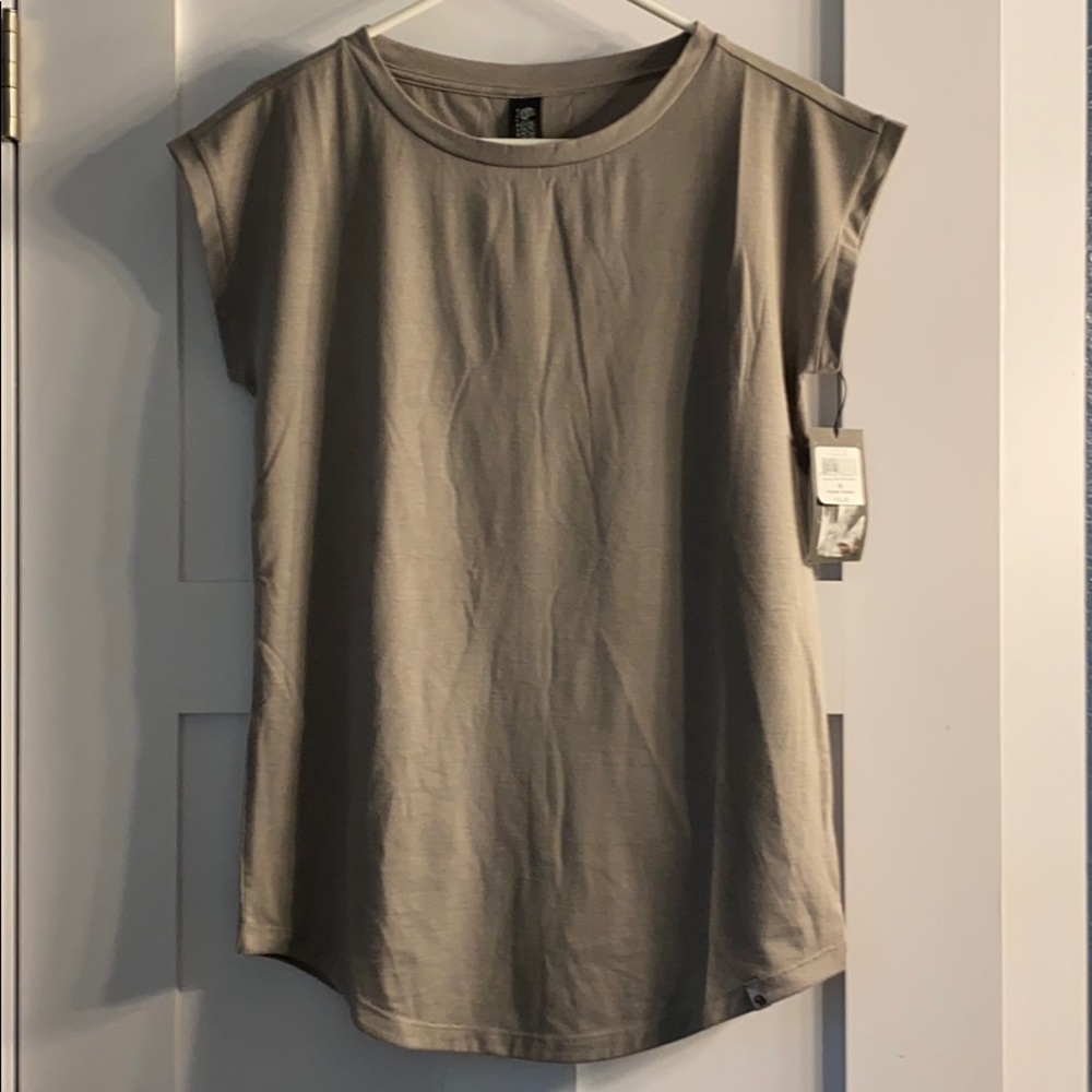 Mountain hardwear tee shirt